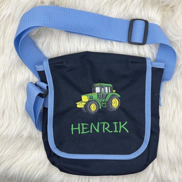 Schultertasche "HENRIK" bestickt mit Traktor und Name